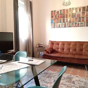 https://vintage-apartment-azahar-triana.es-andalucia.com